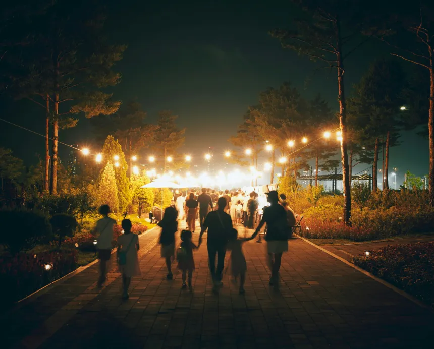 famille se promenant de nuit sous des lampions