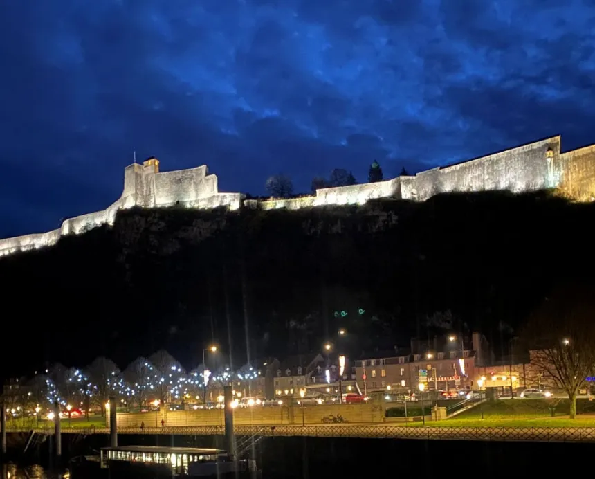 famille se promenant de nuit sous des lampions