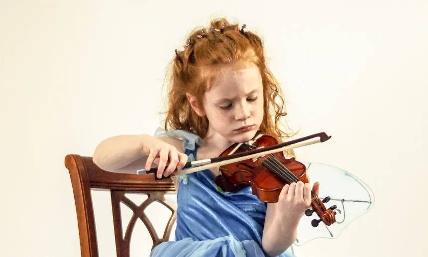 petite fille jouant du violon