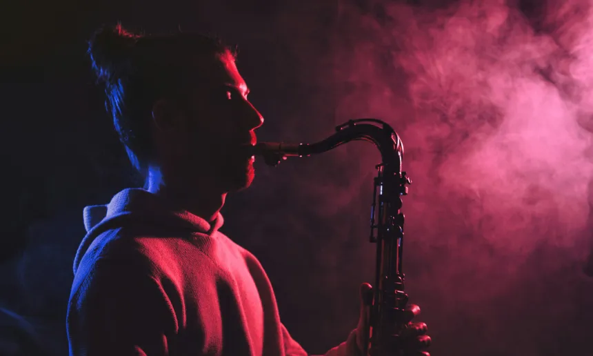 homme jouant du saxophone